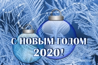 Елочные игрушки и иней